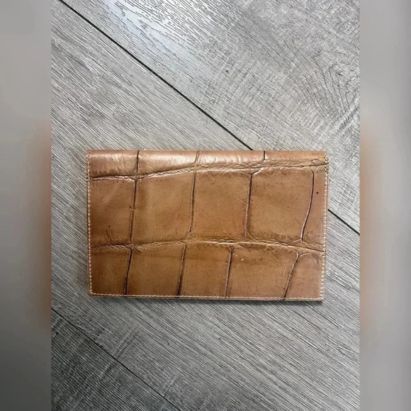 Dooney & Bourke Tan Embossed Leather Clasped Wallet LIKE NEW - Picture 2 of 4